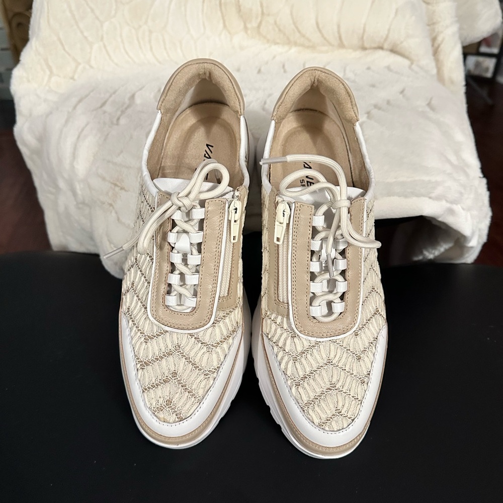 Vaneli Women's Tan and White Textured Sneakers